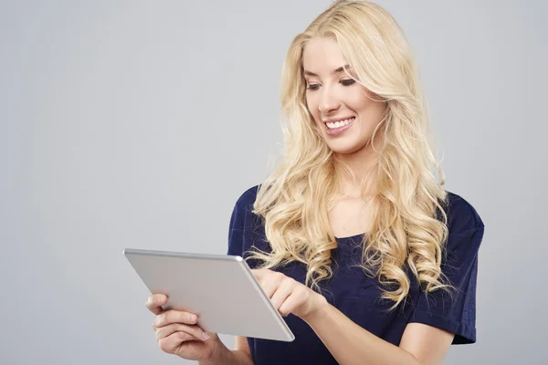 Vrouw met behulp van moderne tablet — Stockfoto