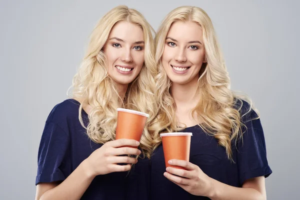 Chicas y las mismas tazas — Foto de Stock