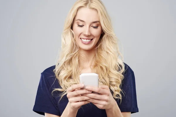 Mujer con teléfono inteligente blanco — Foto de Stock