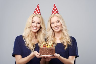 İkizler doğum günü birlikte geçirdik