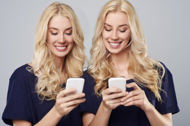 İkizler iletişim kurarak akıllı telefonlar