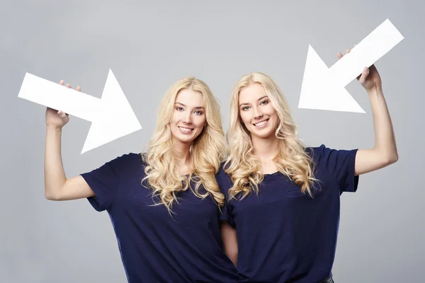 Šipky ukazují krásné dvojčata — Stock fotografie