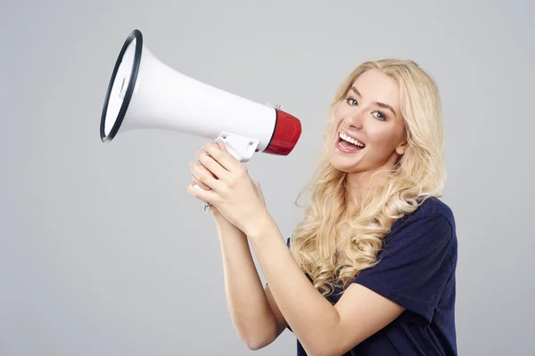 Vrouw schreeuwen via de luidspreker — Stockfoto