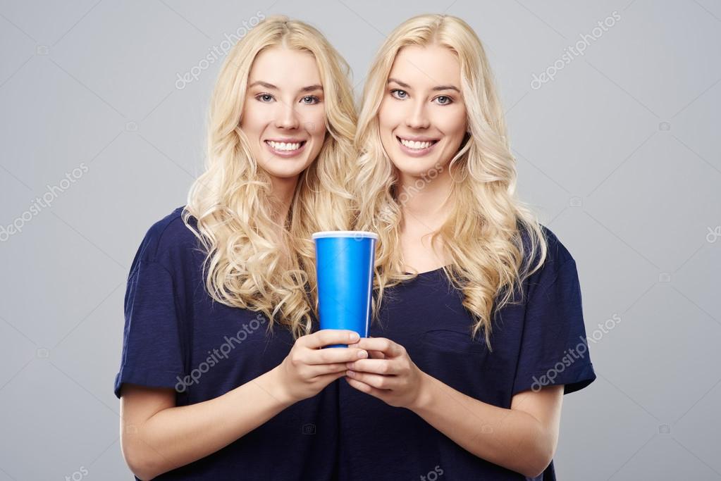 Show - Two Girls One Cup 