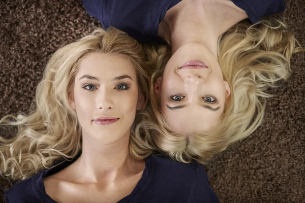 Gêmeos deitados no tapete — Fotografia de Stock