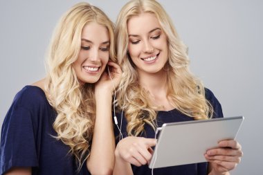 İkizler dijital tablet kullanma