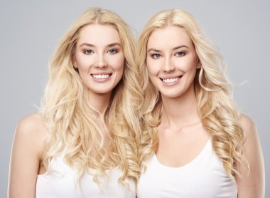 kızlar ve onların sarı saçlar