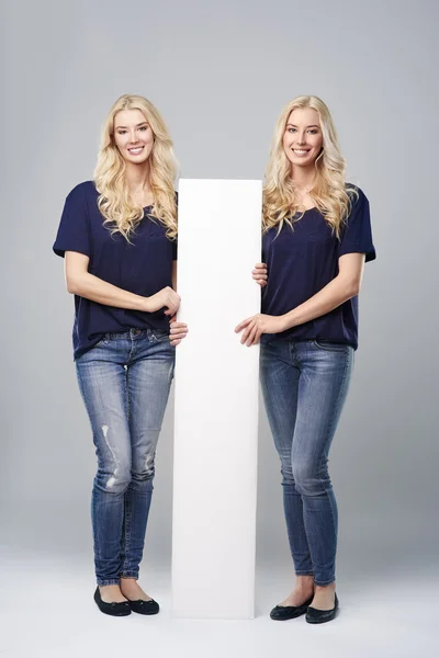 Vertical placard between twins — Stock Photo, Image
