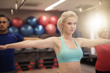 Bir grup insan spor salonunda egzersiz