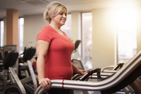 Femme mûre au gymnase — Photo