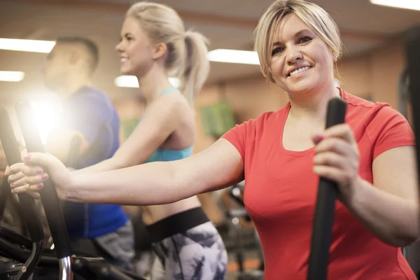 Groupe de personnes travaillant dans la salle de gym — Photo