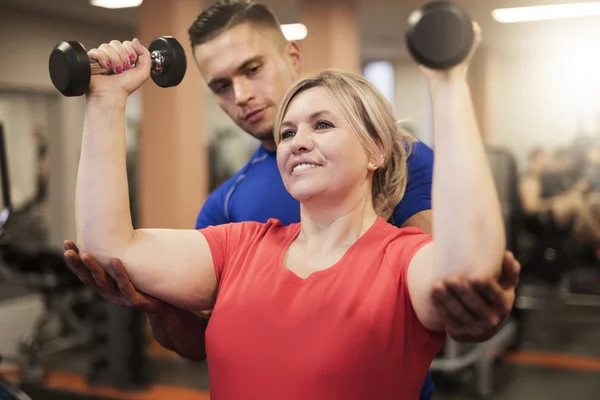 Frau trainiert mit professionellem Trainer — Stockfoto