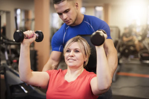 Kvinnan arbetar med professionell tränare — Stockfoto