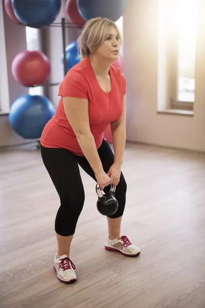 Mujer madura en el entrenamiento deportivo — Foto de Stock