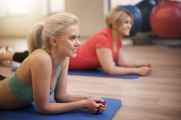 Women working out at the gym — Stock Photo, Image