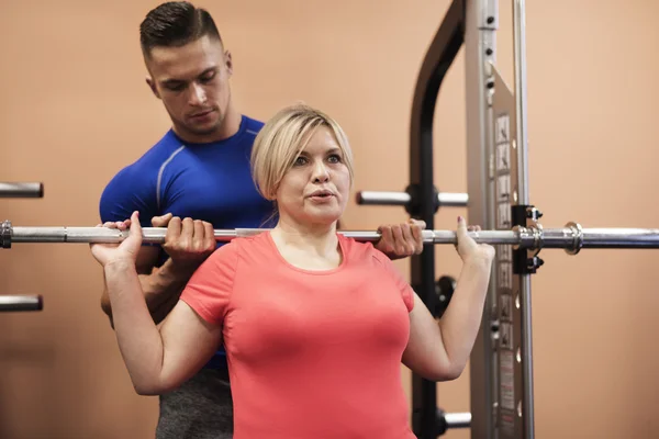 Mujer haciendo ejercicio con instructor —  Fotos de Stock