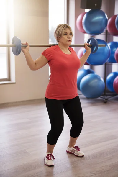 Mature woman at fitness centre — Zdjęcie stockowe