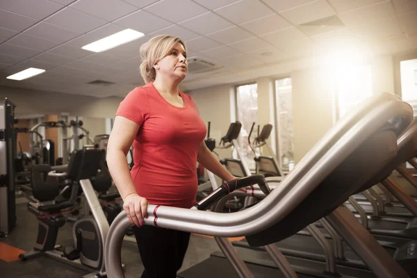 Mujer madura en el gimnasio — Foto de Stock