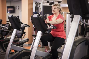 Olgun kadın spor salonunda eğitim