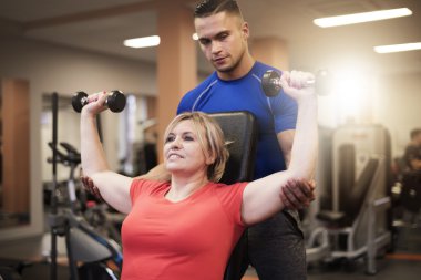 kişisel antrenör ile egzersiz kadın