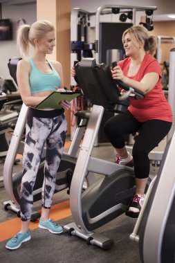 Olgun kadın ile kişisel antrenör eğitim