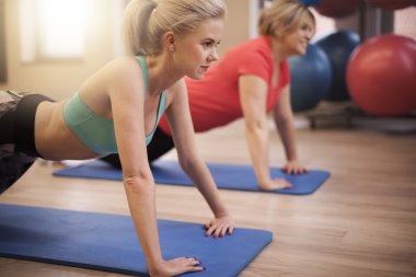 Kadınlar birlikte çalışıyor.