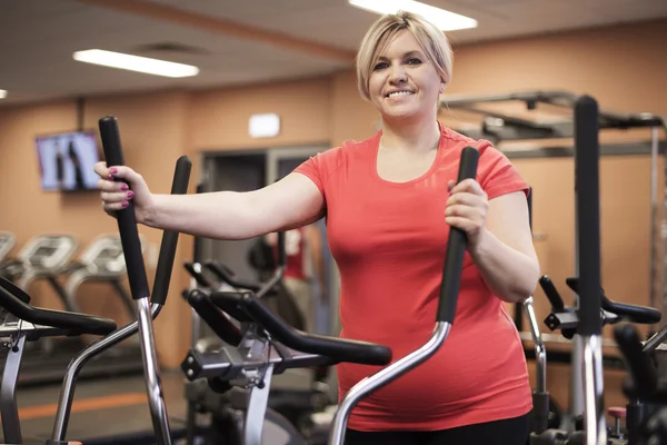 Reife Frau trainiert im Fitnessstudio — Stockfoto