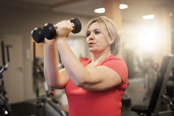 Mujer madura haciendo ejercicio con pesas — Foto de Stock