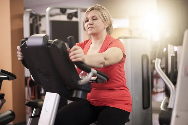 Mogen kvinna träning på gymmet — Stockfoto