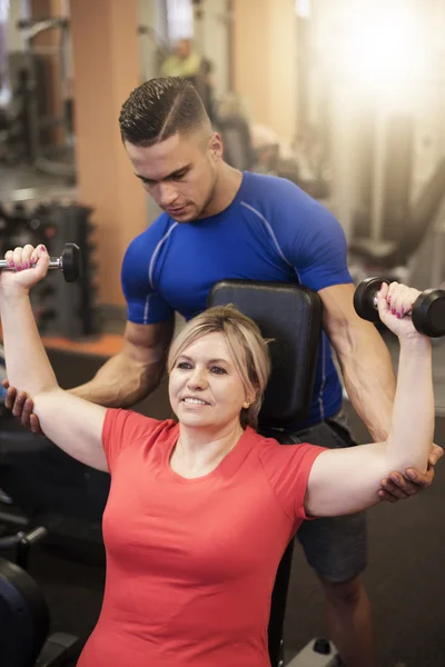 Ausbilder hilft reifer Frau — Stockfoto