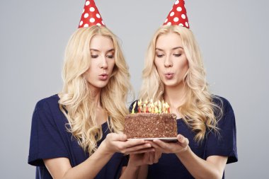 İkizler doğum günü kutluyor