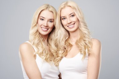 İki güzel doğal kız kardeş