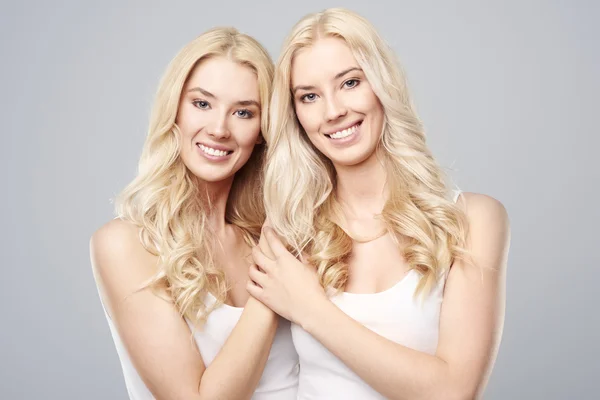 Beauté naturelle des jumeaux blonds — Photo