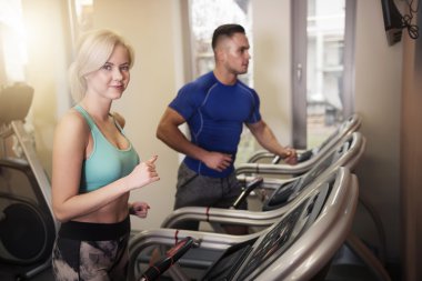 Çift eğitim salonunda