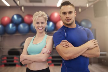 spor salonunda heteroseksüel ortakları