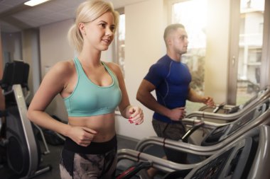 Çift eğitim salonunda birlikte