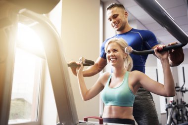 Ağır ağırlık çekme kadın