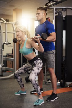 Kadın bir halter toplama