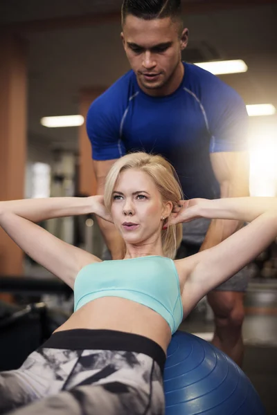 Mujer haciendo ejercicios — Foto de Stock