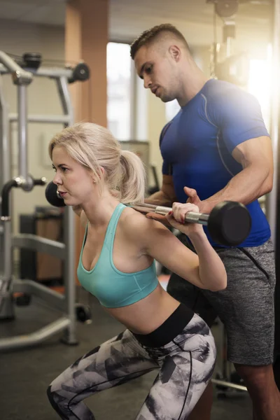 Vrouw doet moeilijk squat uitoefening — Stockfoto