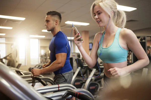 Entrenamiento en pareja juntos en el gimnasio — Foto de Stock