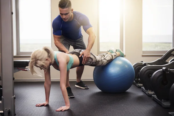 Kvinnan gör pilates träning — Stockfoto