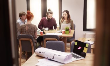 Ofiste çalışan genç insanlar