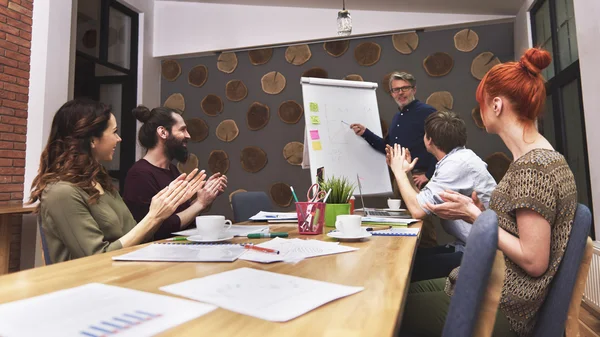 Personas creativas durante el encuentro — Foto de Stock