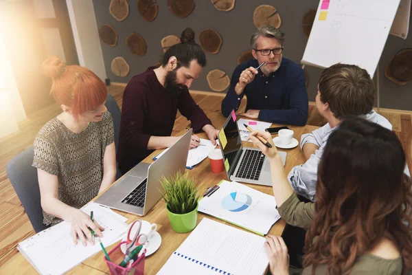 Personas creativas durante el encuentro — Foto de Stock