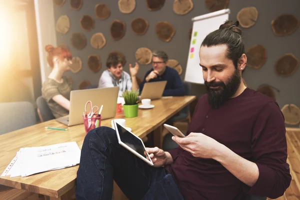 Hombre elegante con nueva tecnología —  Fotos de Stock