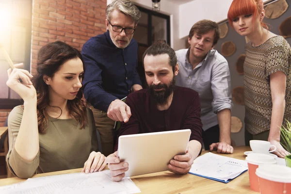 Personas creativas durante el encuentro — Foto de Stock