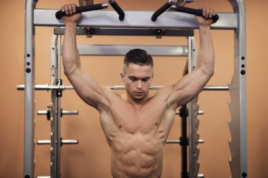 yakışıklı adam eğitim