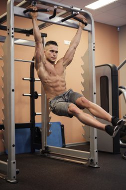 Spor salonu karede yukarı çekerek adam