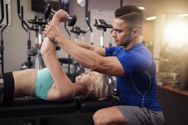 Spor salonunda Fitness eğitmen yardımcı kadın
